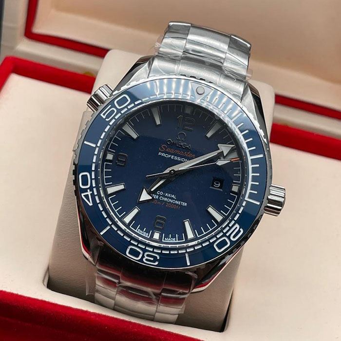 "Reloj Omega Seamaster Professional en color azul marino, diseño versátil para uso acuático y ocasiones formales."