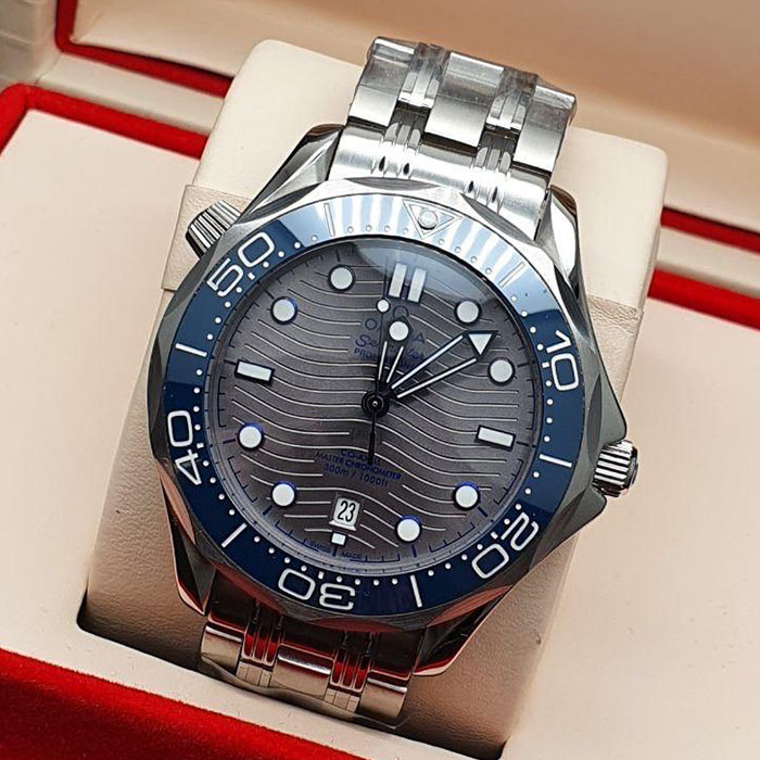 "Reloj Omega Seamaster Co-Axial Master Chronometer en tonos plateados y azules, ideal para estilo y funcionalidad."