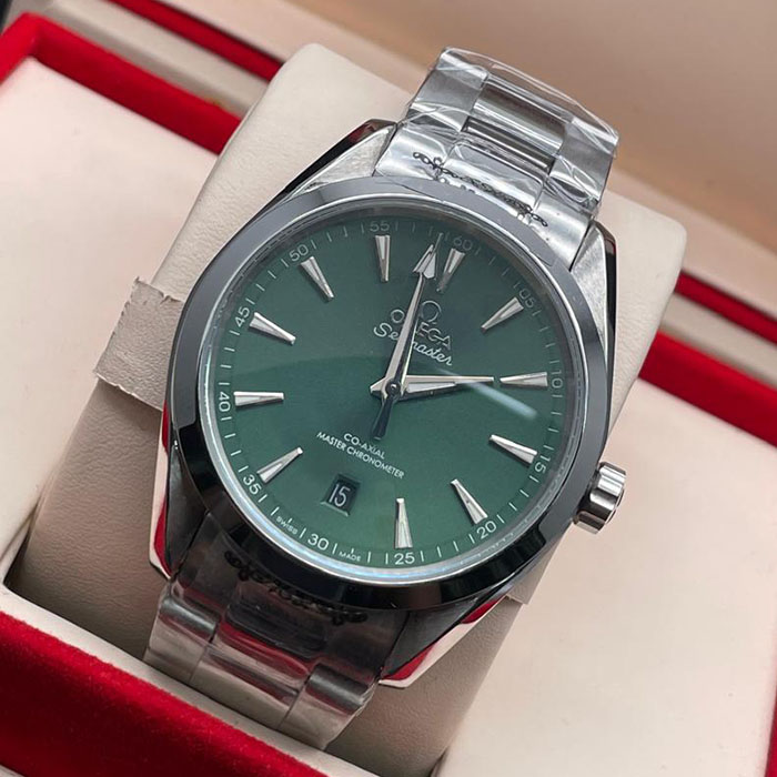 "Reloj Omega Seamaster Co-Axial Master Chronometer con esfera verde y diseño elegante, perfecto para uso diario."