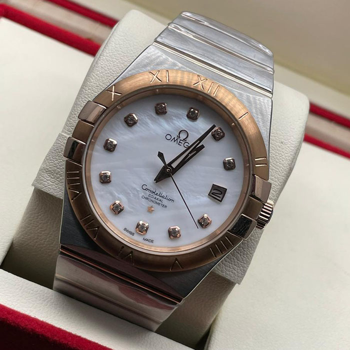 "Reloj Omega Constellation Co-Axial Chronometer con esfera de madreperla y detalles dorados, ideal para un estilo sofisticado."