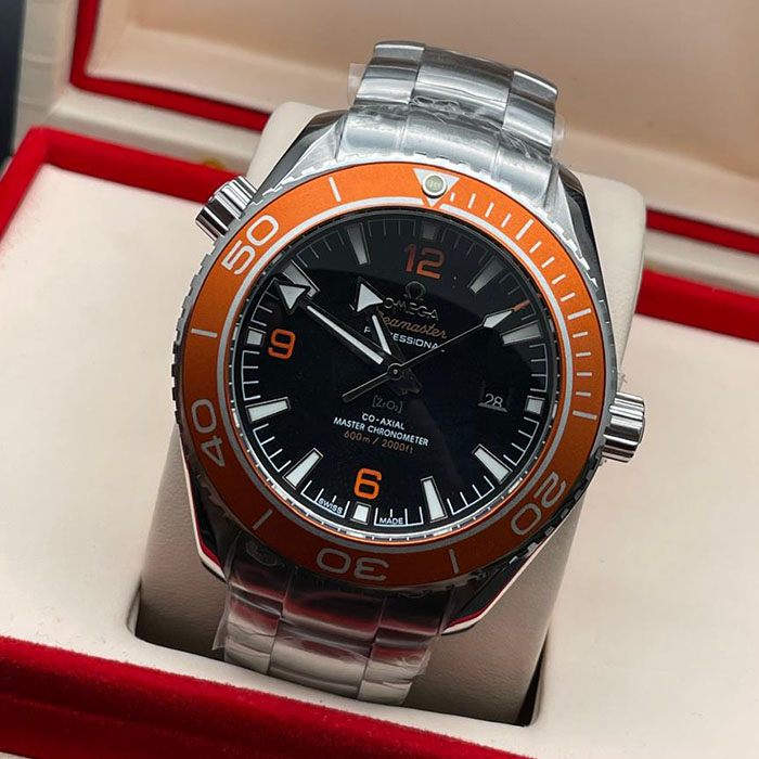 "Reloj Omega Seamaster Co-Axial Master Chronometer con bisel naranja y diseño deportivo, perfecto para actividades acuáticas."