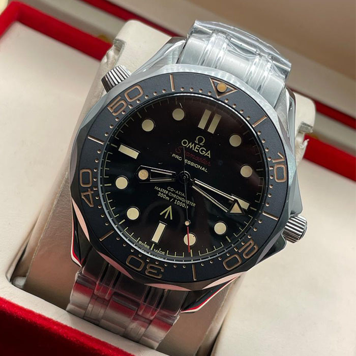 "Reloj Omega Seamaster Co-Axial Master Chronometer negro, profesional y resistente, ideal para aventuras y estilo diario."