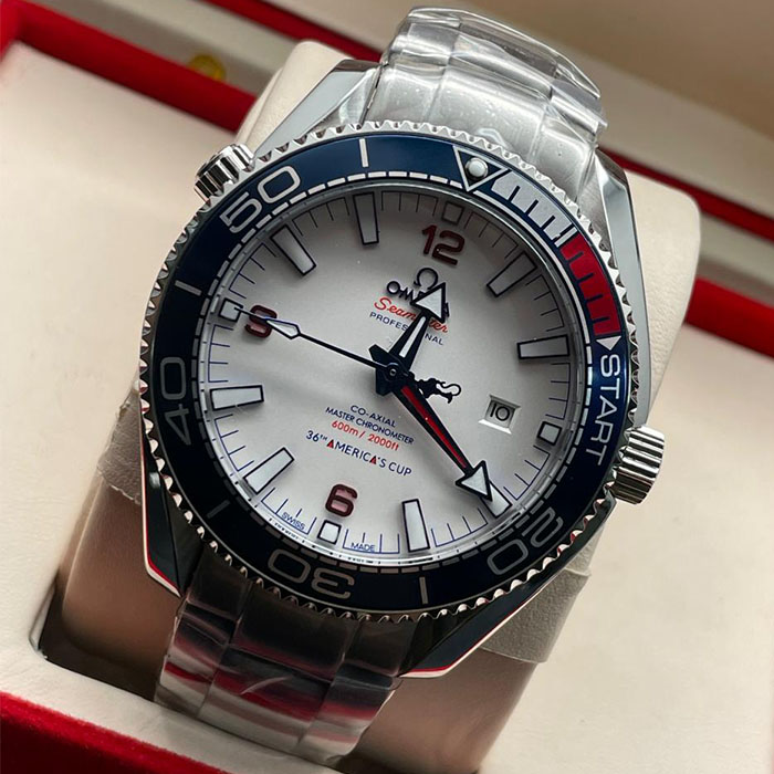 "Reloj Omega Seamaster 36th America’s Cup Co-Axial Master Chronometer blanco con diseño náutico y precisión suiza."