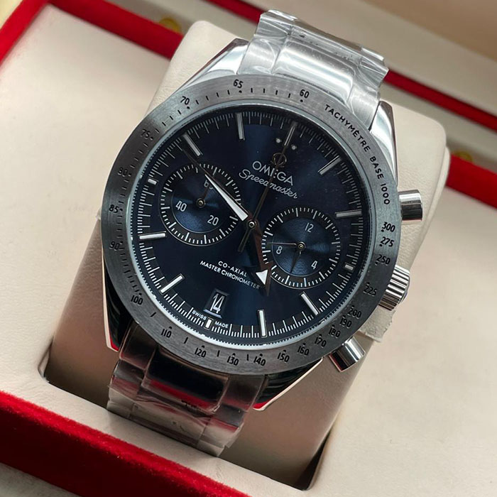 "Reloj Omega Speedmaster Co-Axial Master Chronometer con diseño negro y precisión suiza."