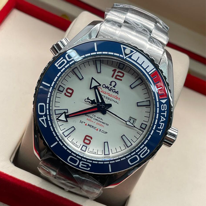 "Reloj Omega Seamaster Co-Axial Master Chronometer con diseño náutico en blanco y azul."