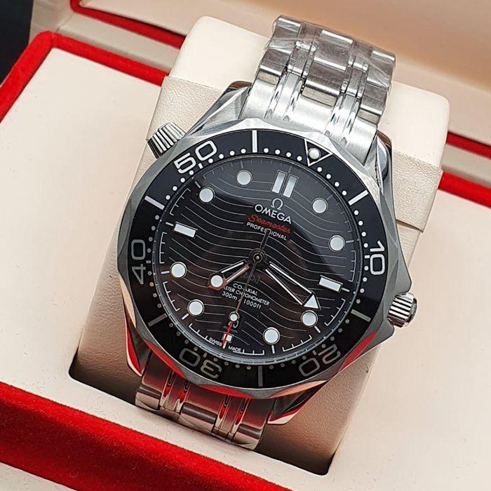 Reloj Omega Seamaster Diver 300M de 42mm con caja de acero inoxidable, bisel cerámico negro con escala de buceo roja, y cristal de zafiro.