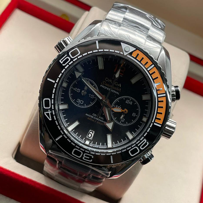 "Omega Seamaster Co-Axial Master Chronometer con diseño negro y detalles en naranja, ideal para estilos deportivos y elegantes."