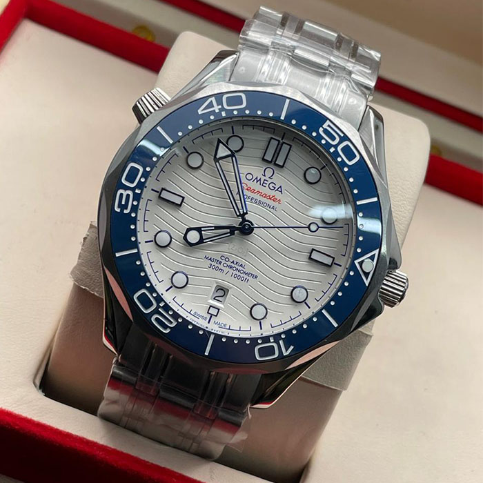 "Omega Seamaster Co-Axial Master Chronometer en blanco con detalles azules, ideal para un estilo sofisticado y deportivo."