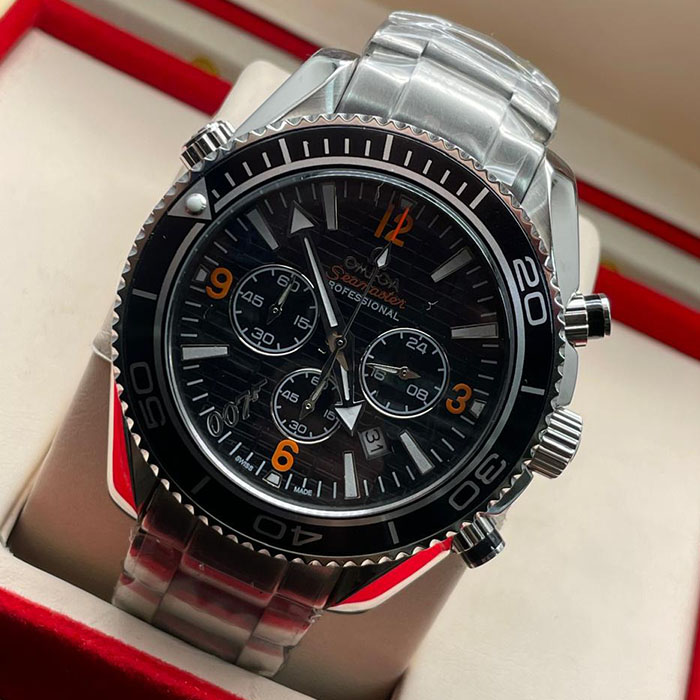 "Omega Seamaster Professional Co-Axial con diseño en negro y detalles en naranja, ideal para un estilo deportivo y sofisticado."