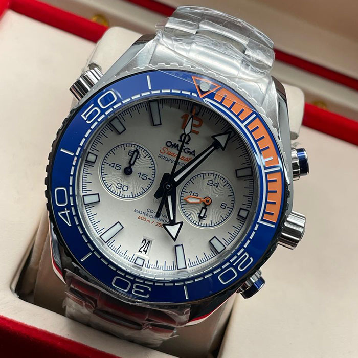 "Omega Seamaster Professional Co-Axial Master Chronometer con diseño blanco, bisel azul y detalles en naranja, un reloj elegante y deportivo."