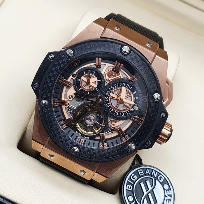Reloj Hublot Big Bang con caja en oro rosa, diseño esqueleto y detalles en fibra de carbono.