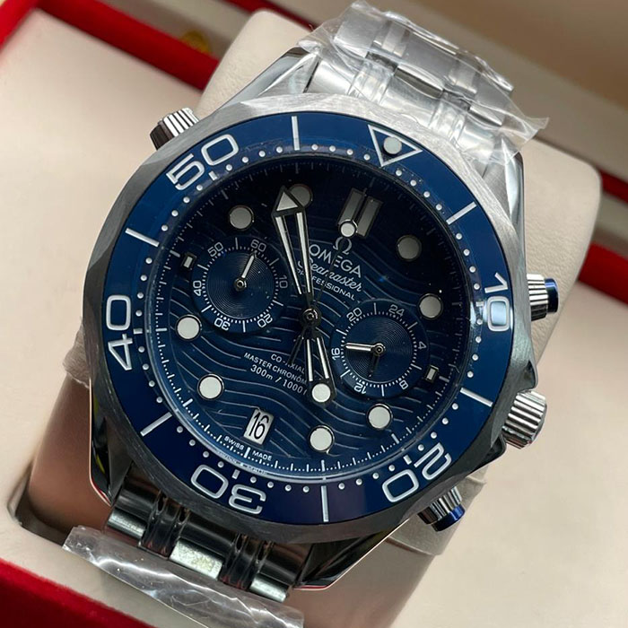 "Omega Seamaster Professional Co-Axial Master Chronometer con diseño en azul profundo, ideal para lucir estilo deportivo y sofisticado."