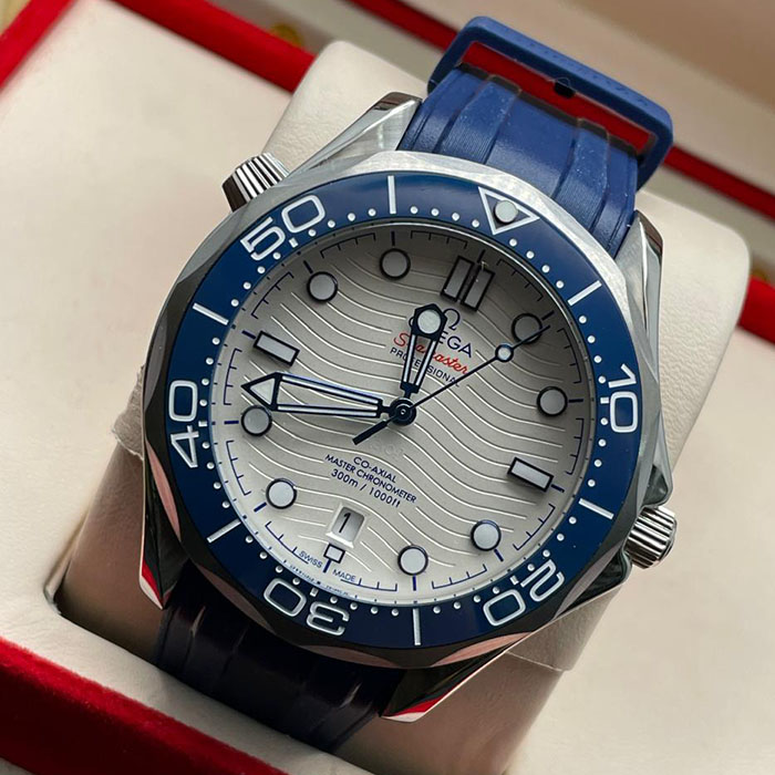 "Omega Seamaster Co-Axial Master Chronometer con correa azul deportiva y diseño náutico sofisticado."
