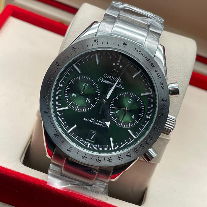 "Reloj Omega Speedmaster Co-Axial Master Chronometer con detalles verdes y cronógrafo elegante."