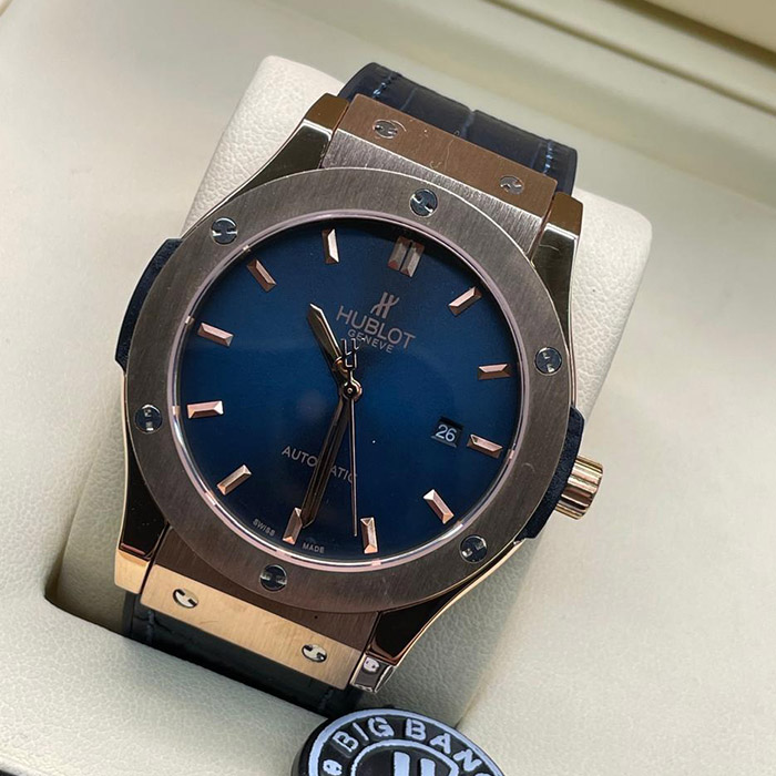 Reloj Hublot Geneva Automatic con esfera azul, detalles en oro rosado y diseño sofisticado para hombres modernos.