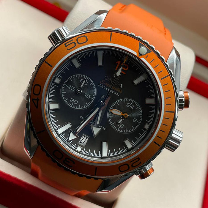 "Reloj Omega Seamaster Co-Axial Master Chronometer con detalles en naranja y correa de silicona naranja."