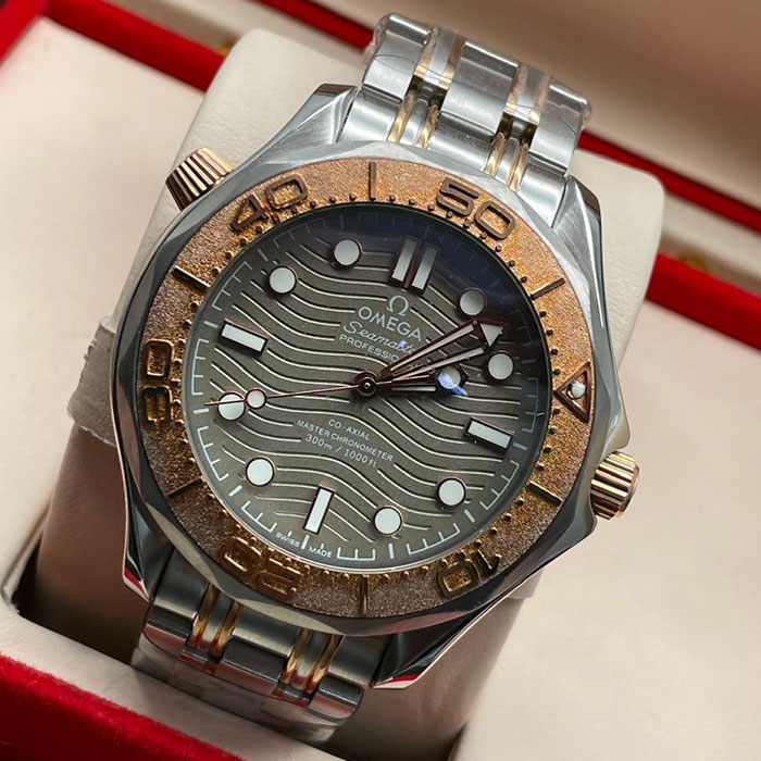 "Reloj Omega Seamaster Co-Axial Master Chronometer con detalles en oro y acero, esfera texturizada y diseño elegante."