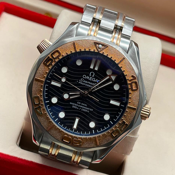 "Reloj Omega Seamaster Co-Axial Master Chronometer con detalles dorados y esfera azul marina, ideal para un estilo elegante."