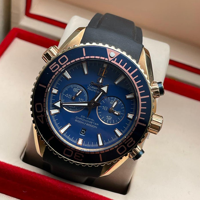 Reloj Omega Seamaster Planet Ocean de acero inoxidable, cronógrafo con bisel cerámico azul y detalles en oro rosa, un diseño deportivo y elegante para cualquier ocasión.