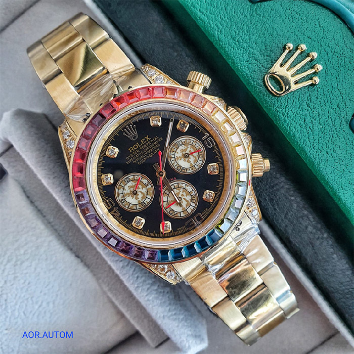 Reloj Rolex Oyster Perpetual Daytona con bisel multicolor, detalles en oro amarillo y cronógrafo, ideal para quienes buscan lujo y estilo en un reloj deportivo.