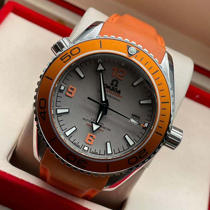 Reloj Omega Seamaster Planet Ocean de acero inoxidable, cronógrafo con bisel cerámico naranja y correa de caucho naranja, un diseño deportivo y vibrante.