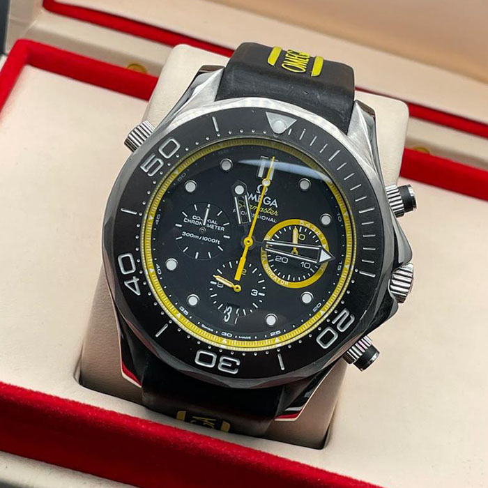 Reloj Omega Seamaster Planet Ocean de acero inoxidable, cronógrafo con bisel cerámico negro y correa de caucho amarilla, un diseño deportivo y audaz.