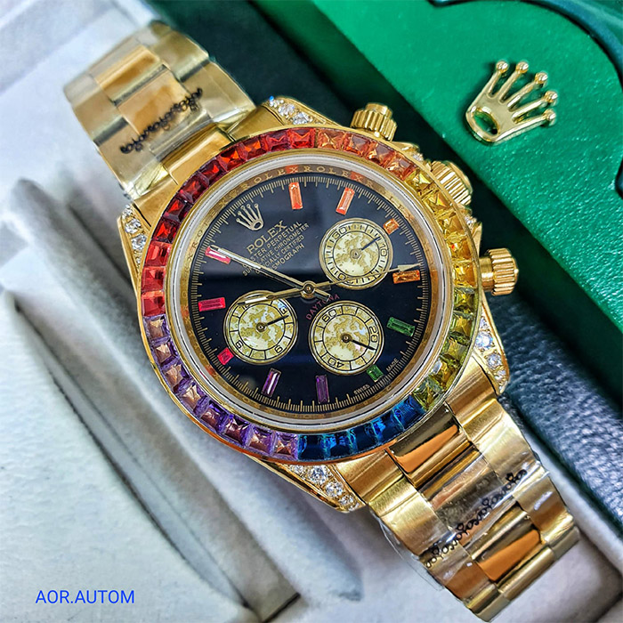 Reloj Rolex Oyster Perpetual Daytona con bisel multicolor y detalles en oro amarillo, ideal para quienes buscan lujo, deporte y un diseño único en un solo reloj.