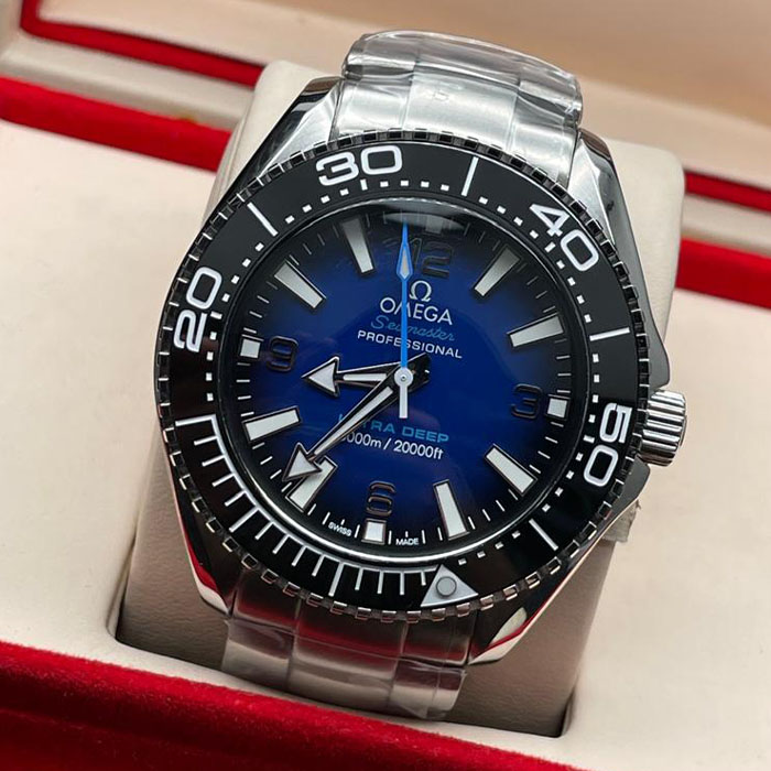 Reloj Omega Seamaster Planet Ocean de acero inoxidable con bisel cerámico azul y esfera azul, ideal para buceo y deportes acuáticos.