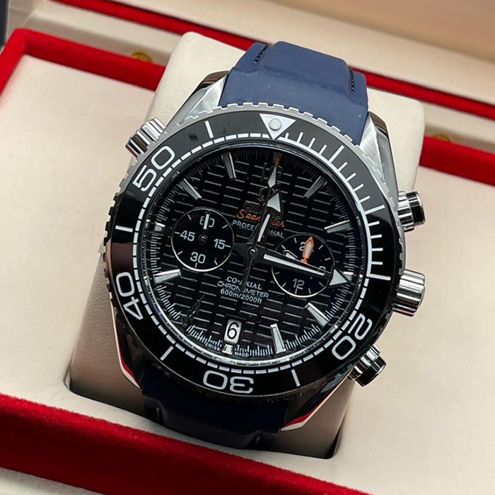 Reloj Omega Seamaster Planet Ocean de acero inoxidable, cronógrafo con bisel cerámico azul, ideal para buceo y deportes acuáticos.