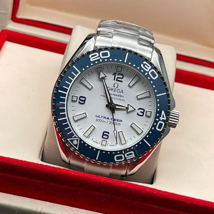 Reloj Omega Seamaster Ultra Deep de acero inoxidable con bisel cerámico azul, ideal para buceo profesional y aventuras submarinas.