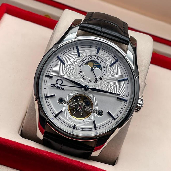 Reloj Omega De Ville Prestige de acero inoxidable con esfera blanca y fase lunar, un clásico atemporal para cualquier ocasión.