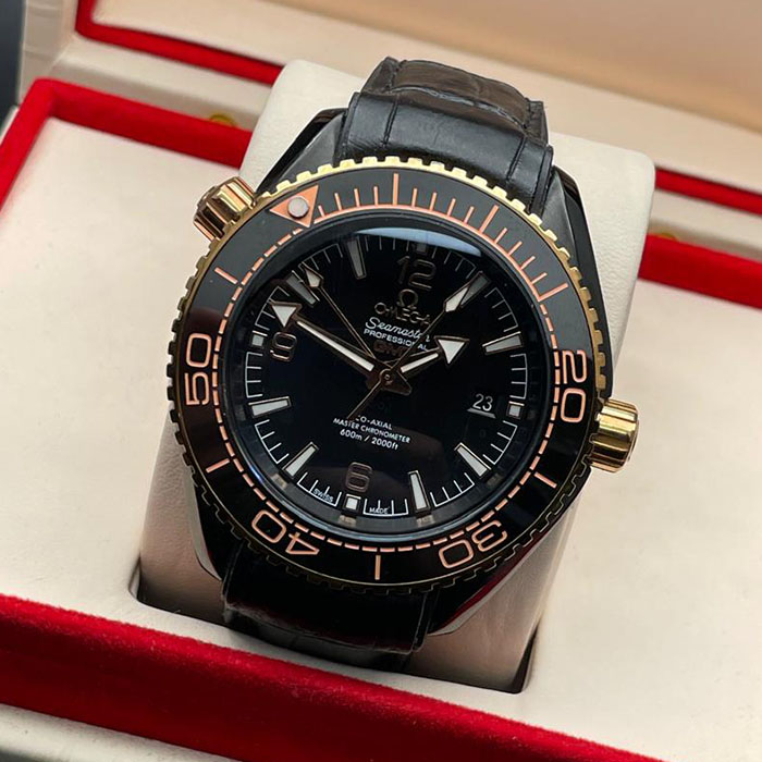 Reloj Omega Seamaster Diver 300M de acero inoxidable con bisel cerámico negro y detalles dorados, ideal para buceo y ocasiones especiales.