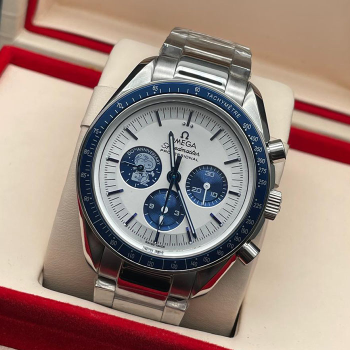 Reloj Omega Speedmaster Snoopy de acero inoxidable, cronógrafo, esfera blanca y sub-esferas azules, edición limitada.