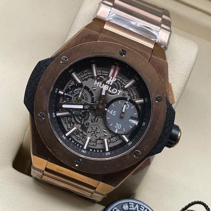 Reloj Hublot Classic Fusion Rose Gold Skeleton Edition en tono oro rosado con diseño de mecanismo visible, perfecto para un estilo sofisticado y moderno.