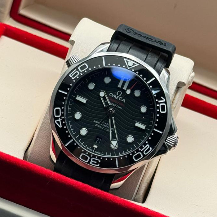 Reloj Omega Seamaster Diver 300M de acero inoxidable con bisel cerámico negro, ideal para buceo y deportes acuáticos.