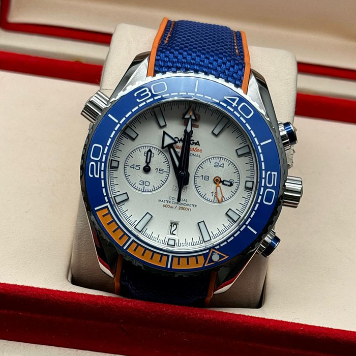 Reloj Omega Seamaster Planet Ocean de acero inoxidable con cronógrafo, bisel cerámico azul y naranja, ideal para buceo y actividades acuáticas.