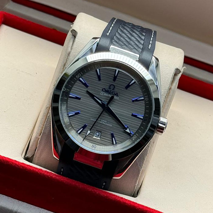 Reloj Omega Seamaster Aqua Terra de acero inoxidable con esfera azul y correa de caucho, perfecto para uso diario y ocasiones especiales.