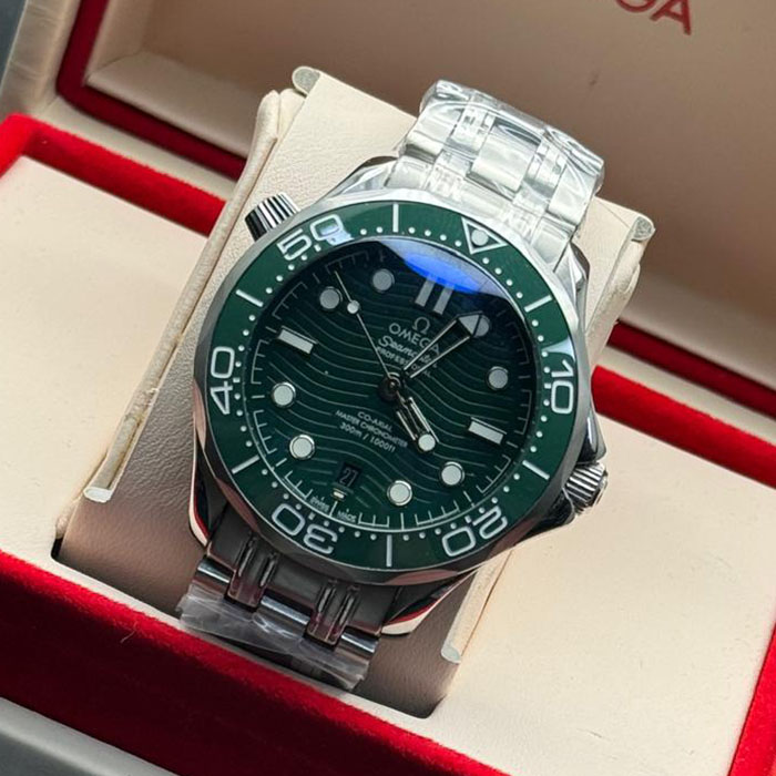 Reloj Omega Seamaster Diver 300M de acero inoxidable con bisel cerámico verde, ideal para buceo y deportes acuáticos.