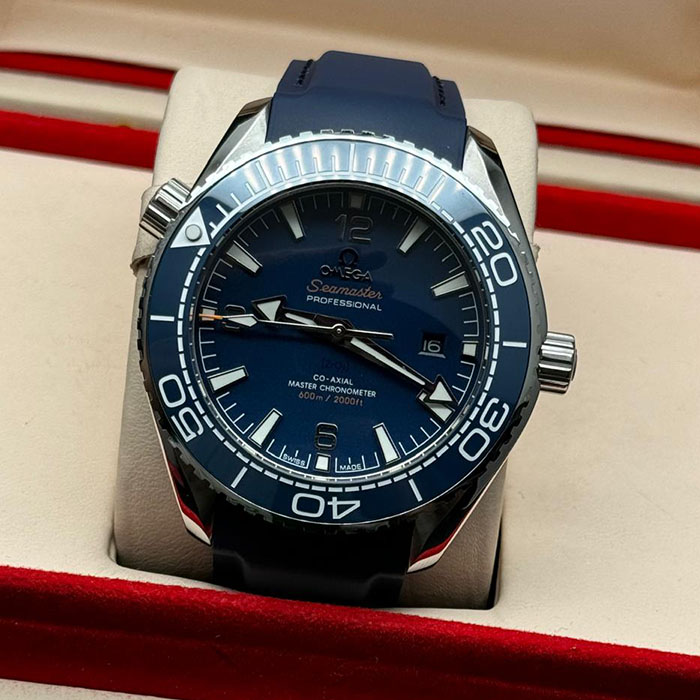 Reloj Omega Seamaster Diver 300M de acero inoxidable con bisel cerámico azul, ideal para buceo y actividades acuáticas.