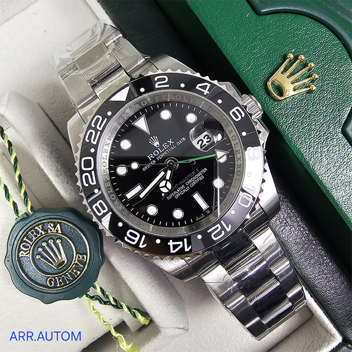 Rolex Oyster Perpetual GMT-Master II con bisel negro, correa de acero inoxidable y diseño robusto y elegante, ideal para viajeros frecuentes.