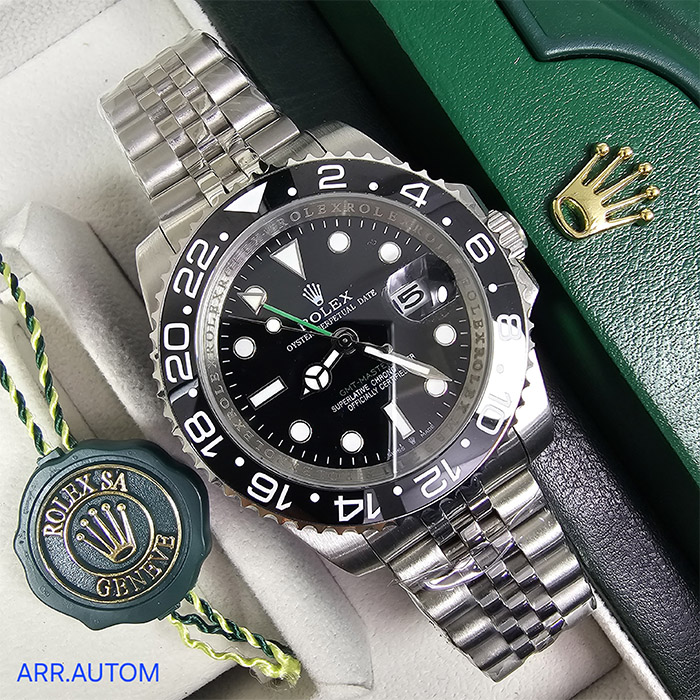 Rolex Oyster Perpetual GMT-Master II con bisel bicolor y correa de acero inoxidable, ideal para quienes buscan funcionalidad y lujo.