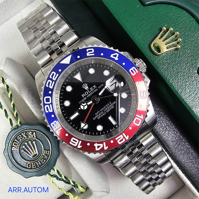 Rolex Oyster Perpetual GMT-Master II con bisel bicolor rojo y azul, correa de acero inoxidable, y resistencia al agua, ideal para viajes y aventuras.