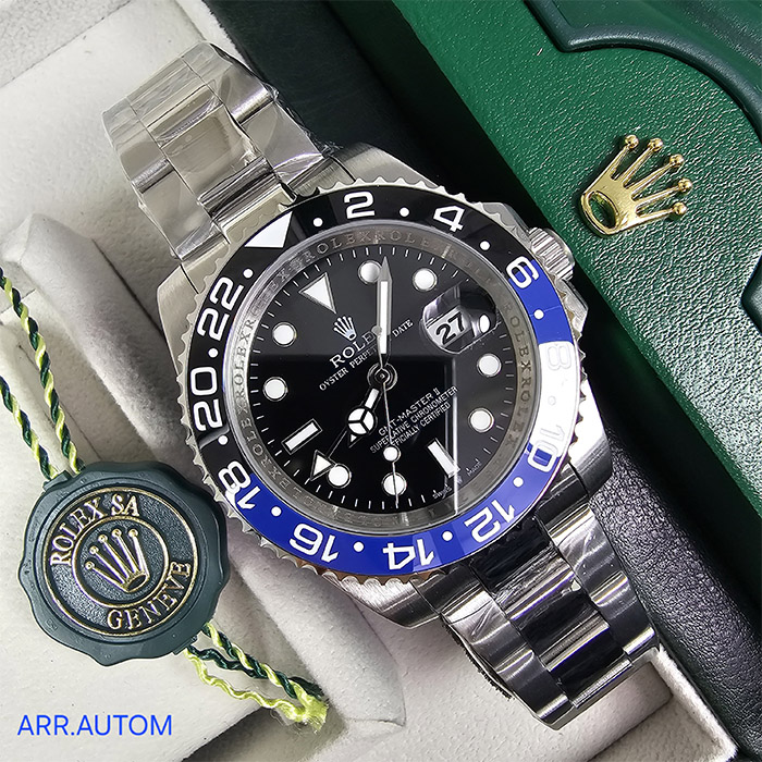 Rolex Oyster Perpetual GMT-Master II con bisel bicolor azul y negro, correa de acero inoxidable, y funcionalidad para monitorear diferentes zonas horarias.