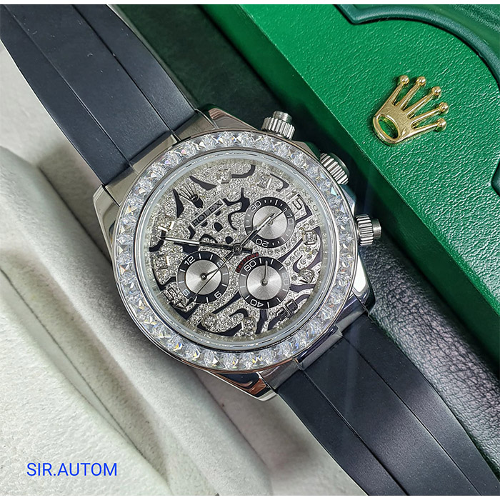 Rolex Daytona con detalles de diamantes y correa de goma negra. Un reloj de lujo, con un diseño sofisticado y elegante, ideal para los amantes de la alta relojería.