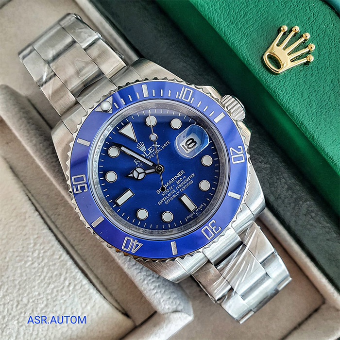 Rolex Submariner en acero inoxidable con bisel azul, reloj resistente al agua con diseño robusto y elegante, ideal para entusiastas del buceo.