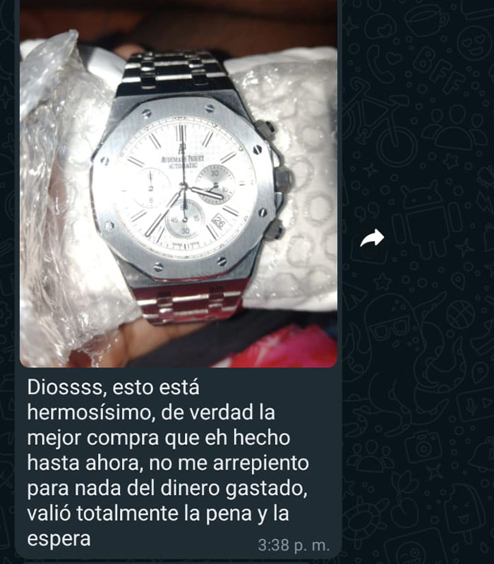 Cliente en Cali expresando su satisfacción con relojes AAA.